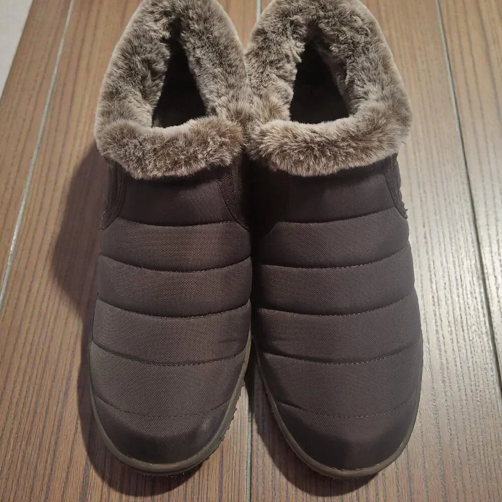 Minnetonka slippers, in a women’s size 9, smooth brown synthetic material - Picture 4 of 6
